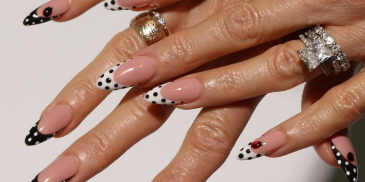 Poá nas unhas é a tendência mais estilosa do inverno 2025