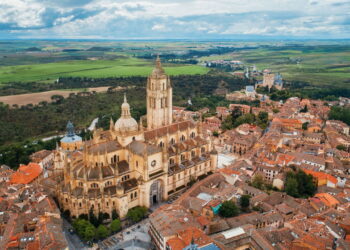 Cidade fascina com suas ruas de paralelepípedos e arquitetura do século XVI!