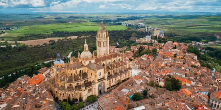 Cidade fascina com suas ruas de paralelepípedos e arquitetura do século XVI!