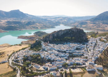 O segredo da cidade que vive sob pedras e encanta o mundo