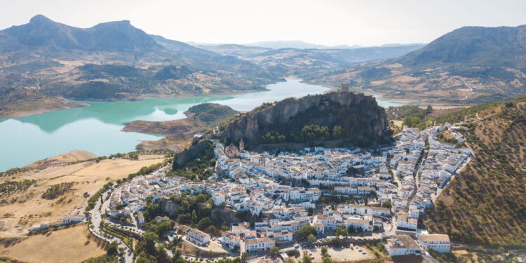 O segredo da cidade que vive sob pedras e encanta o mundo
