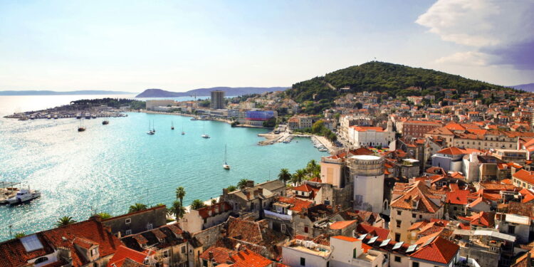 Cidade com uma combinação única de paisagem natural e linda tradição!