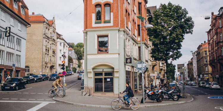 Cidade conhecida por seu papel central na indústria automotiva e engenharia