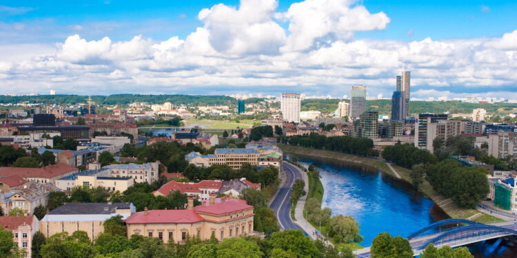 Capital europeia com arquitetura rica se destaca pelo ambiente multicultura