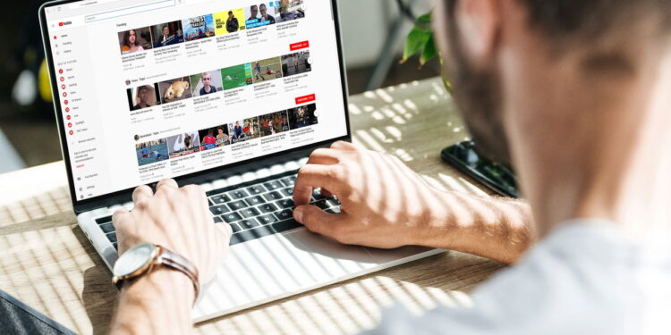 Novas regras do YouTube para criadores em 2025 combatem vídeos repetitivos!