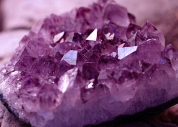 Joia medieval rara de 600 anos é encontrada em castelo por arqueólogo