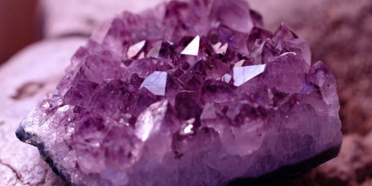 Joia medieval rara de 600 anos é encontrada em castelo por arqueólogo