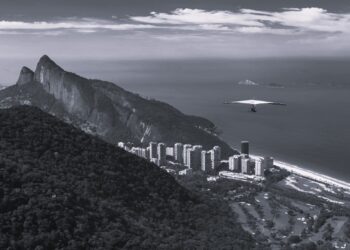 Piloto de asa-delta morre após queda em área de mata no litoral