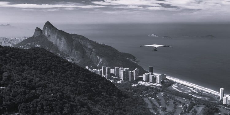 Piloto de asa-delta morre após queda em área de mata no litoral