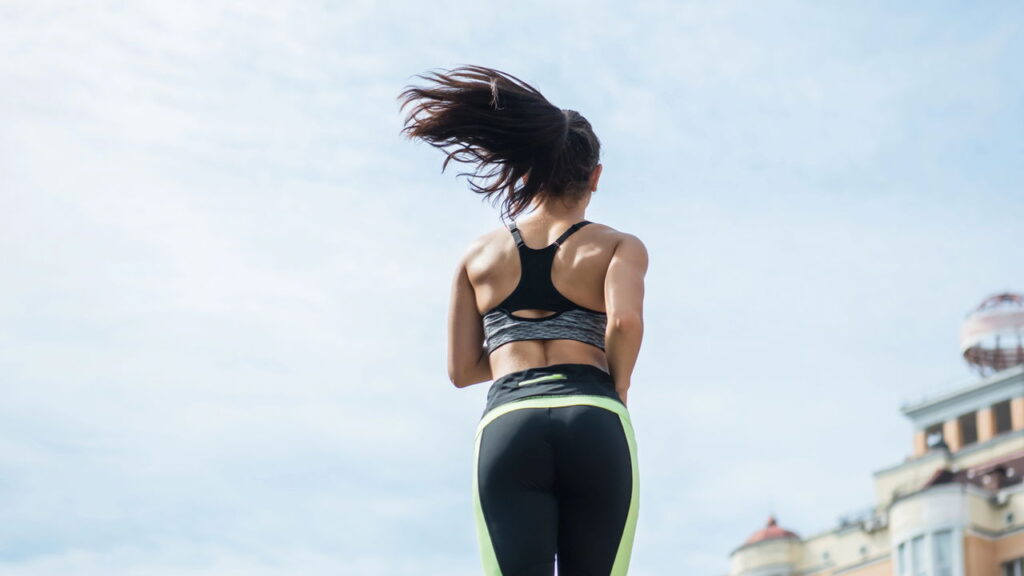 A nova rotina de treinos que está mudando o corpo de muita gente em casa