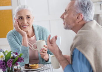 Contraste geracional nas interações com atendentes revela diferentes expectativas sociais