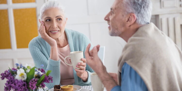 Contraste geracional nas interações com atendentes revela diferentes expectativas sociais