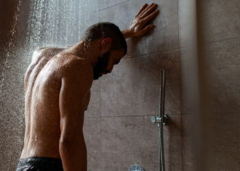 Nem todo dia, nem duas vezes por semana, um estudo revela frequência ideal do banho