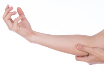 Acordar com formigamento nos braços pode ser evitado com essas dicas simples