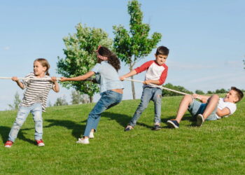 6 exercícios para se movimentar e também brincar com as crianças