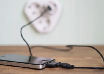 Esse truque com tampa plástica pode salvar seu carregador