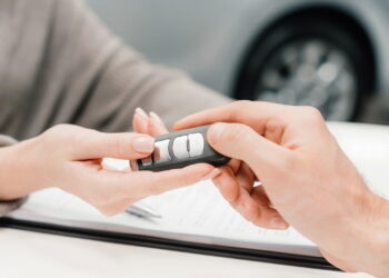 Mulher se despede de seu amado carro depois de quase 40 anos. "Não senti a força voltar"