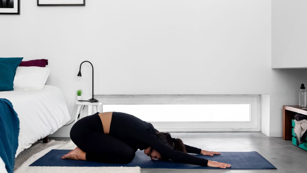 Os 5 melhores exercícios para relaxar corpo e mente em casa