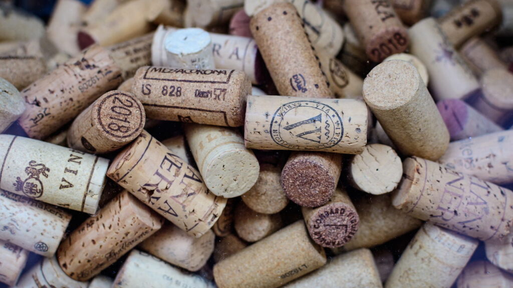 Qual é a finalidade de colocar rolhas em vasos de flores e como elas podem ajudar as plantas do jardim?