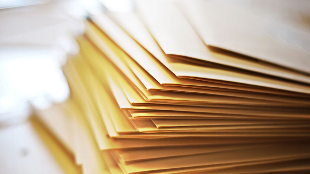 Um cartão postal entregue com 121 anos de atraso levou esse homem à sua família há muito tempo perdida