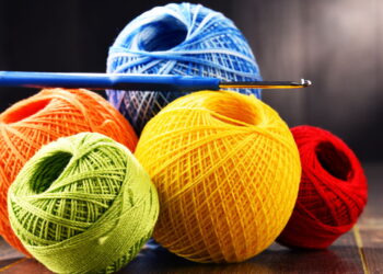 Almofadas de crochê transforma a decoração com charme artesanal e único