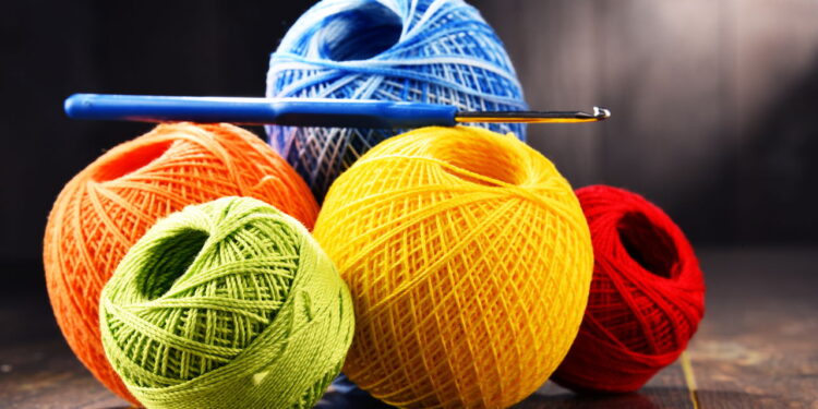 Almofadas de crochê transforma a decoração com charme artesanal e único