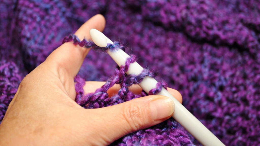 Almofadas de crochê transforma a decoração com charme artesanal e único