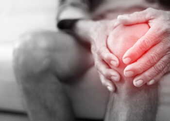 Desconforto matinal nas articulações pode indicar algo além do envelhecimento