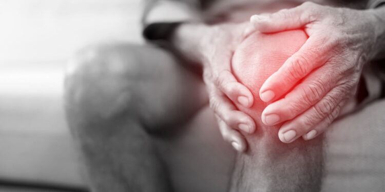 Desconforto matinal nas articulações pode indicar algo além do envelhecimento