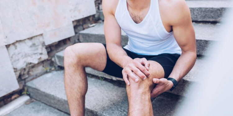 Essa técnica fortalece o joelho e ajuda a descer escadas com mais segurança