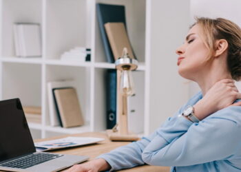 Os 6 melhores exercícios para aliviar dor no pescoço e ombros