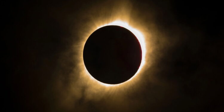 Eclipse solar total mais longo do século com duração de 6 minutos e 22 segundos