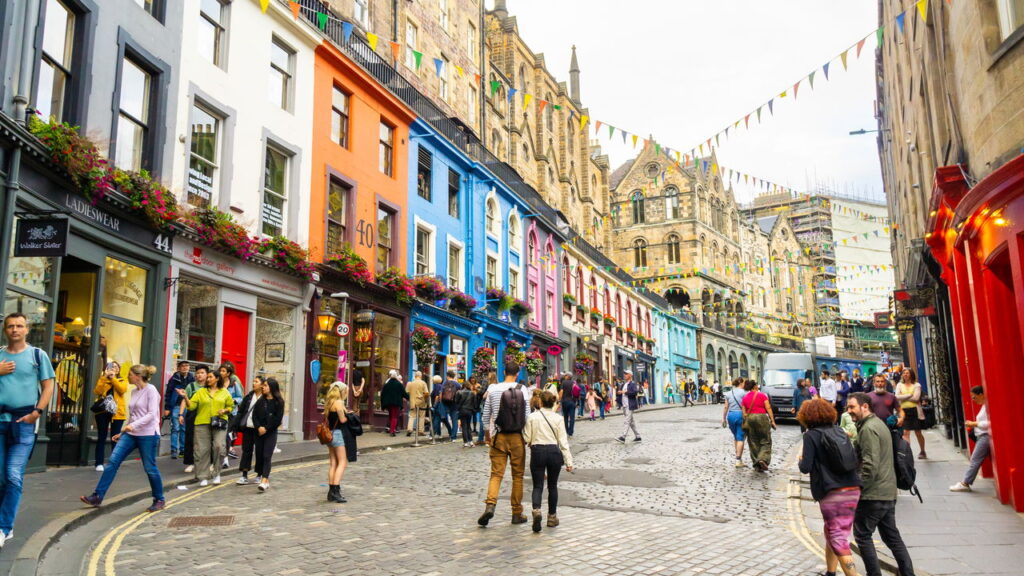 Clima misterioso e castelos te esperam nessa cidade magnífica
