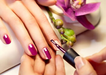 O truque mais rápido e eficaz para secar esmalte em segundos