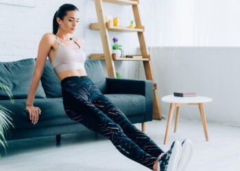 Os 5 melhores exercícios de pernas que você pode fazer com o sofá