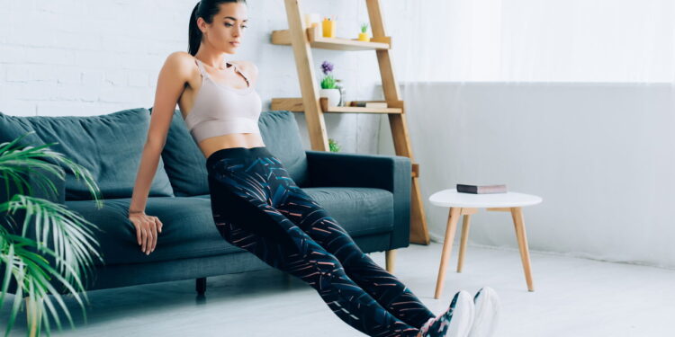 Os 5 melhores exercícios de pernas que você pode fazer com o sofá