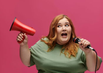 O que significa falar muito alto segundo a psicologia