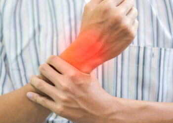 Acordar com formigamento no braço pode ser um sinal do seu corpo