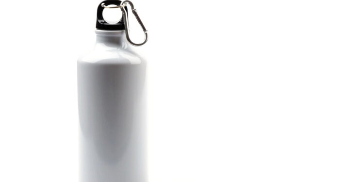 Mercado recolhe 850 mil garrafas de água após compradores ficarem cegos