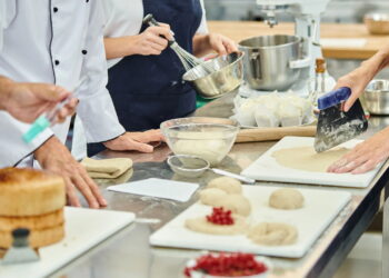 Esses destinos gastronômicos brasileiros são perfeitos para quem ama comer bem