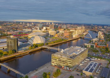 A cidade que une arte de rua, história medieval e vida noturna intensa