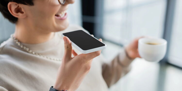 O motivo por trás da estranheza ao ouvir sua própria voz por áudio