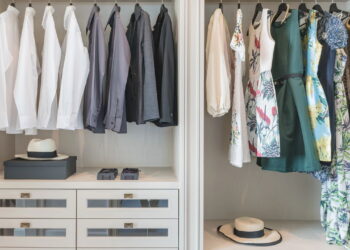 A melhor maneira de tirar cheiro de mofo do guarda-roupa sem usar produtos químicos