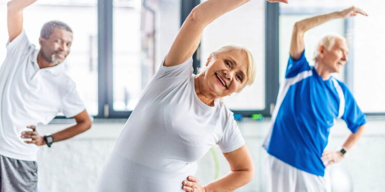 Os 5 melhores exercícios para idosos manterem a saúde em casa