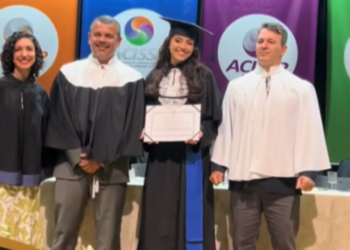 Estudante joga capelo sozinha em formatura que comoveu o Brasil