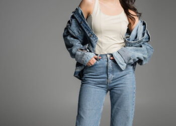 5 formas estilosas de usar jaqueta jeans sem parecer básica
