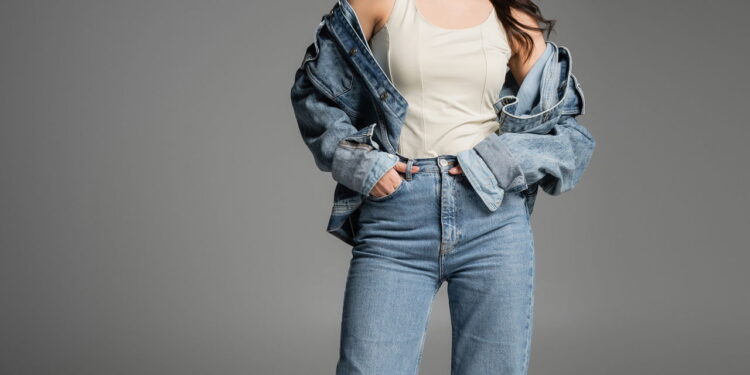 5 formas estilosas de usar jaqueta jeans sem parecer básica