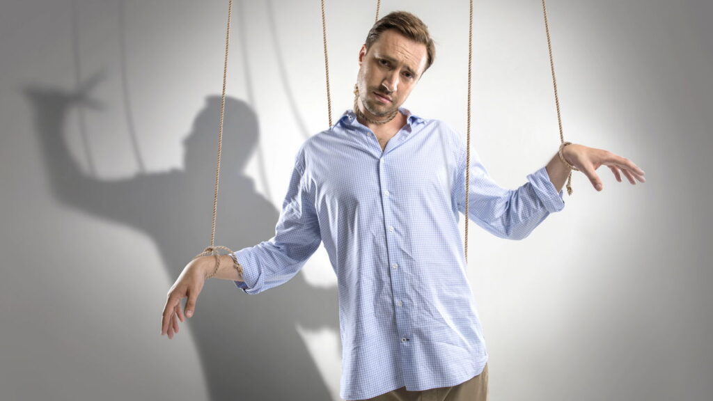 Como identificar uma pessoa falsa em 3 minutos segundo a psicologia