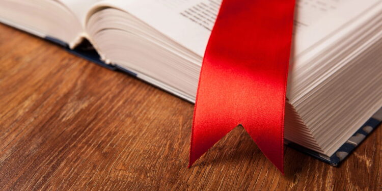 Etiqueta de roupa vira marcador de página com visual único e custo zero