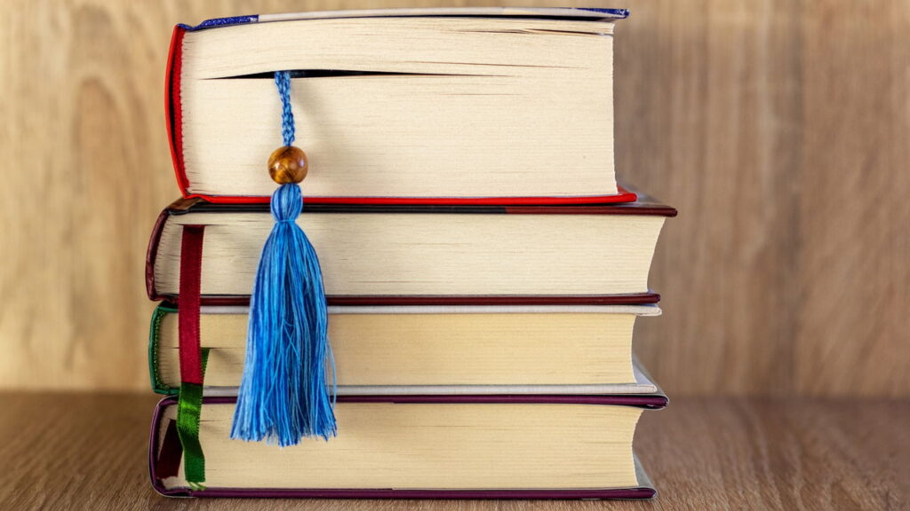 Etiqueta de roupa vira marcador de página com visual único e custo zero